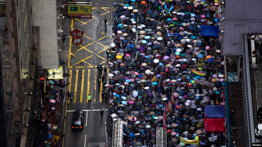Puluhan ribu demonstran pro-demokrasi Hong Kong memadati jalan di Taman Victoria menuntut demokrasi penuh hari Senin (1/7).
