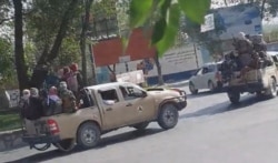 Los talibanes conducen por las calles de Kabul, el lunes 16 de agosto de 2021.