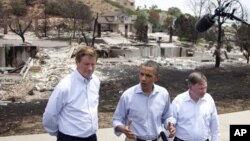 Presiden AS Barack Obama, didampingi oleh Walikota Colorado Springs Steve Bach (kiri) dan Doug Lamborn dari partai Republik dalam jumpa pers di lokasi kebakaran daerah Mountain Shadow , Colorado Spring (29/6).