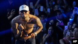 Le chanteur Chris Brown donne un spectacle dans un club à Macau, le 25 juillet 2015.