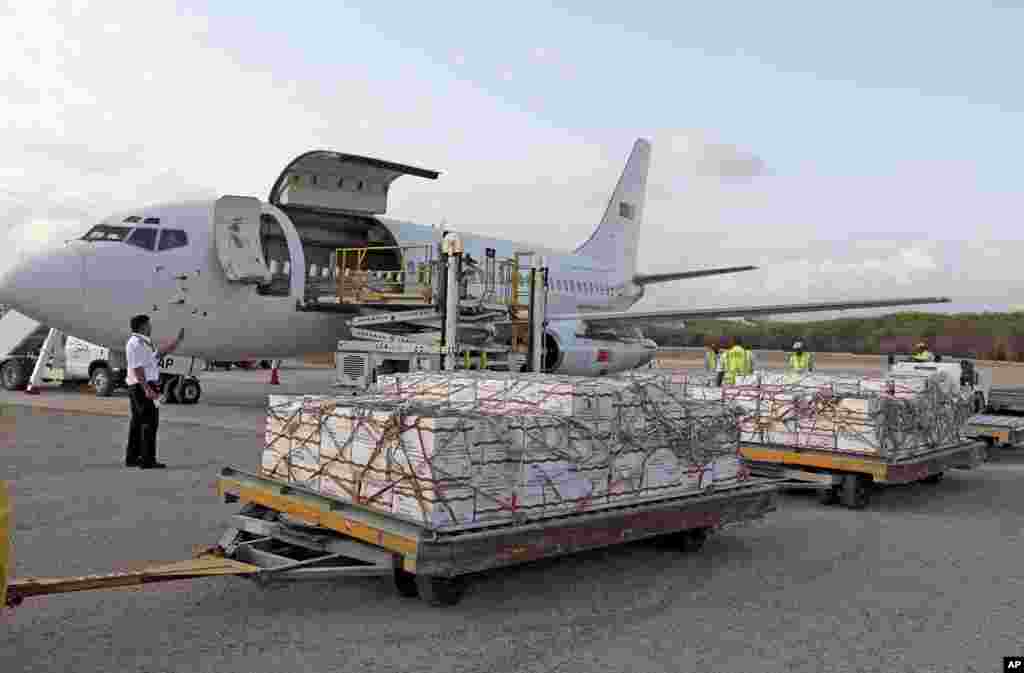 Some 10 tonnes of relief food from the World Food Programme (WFP) is unloaded from a plane after it landed in Mogadishu airport July 27, 2011. (Reuters)