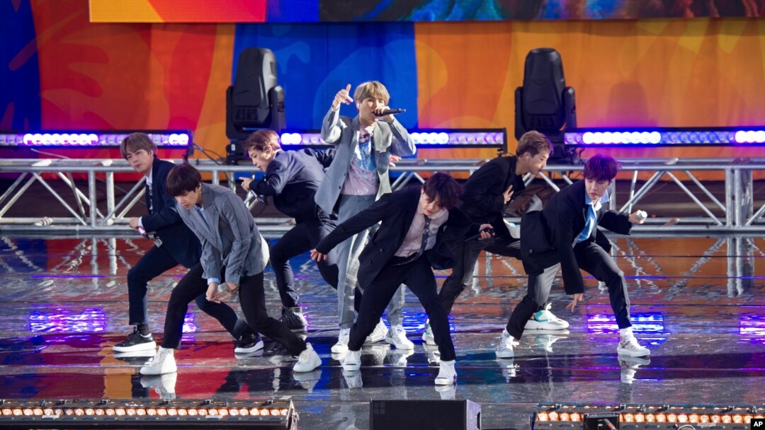Penampilan BTS dalam acara "Good Morning America" saluran televisi ABC, di Rumsey Playfield/SummerStage, Central Park, New York, 15 Mei 2019. (Foto: Scott Roth/Invision/AP)