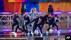 Penampilan BTS dalam acara "Good Morning America" saluran televisi ABC, di Rumsey Playfield/SummerStage, Central Park, New York, 15 Mei 2019. (Foto: Scott Roth/Invision/AP)