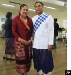 ທ່ານເດດ ສີແສງຣັດ ແລະພັນລະຍາ ທ່ານນາງວຽງເງິນ ໃນງານ ສະຫລອງປີໃໝ່ລາວ 2554 ຂອງ ສສຊລ, ວັນທີ 17 ເມສາ 2011.