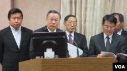 台湾国防部长严明(左二)等相关官员在立法院接受质询（美国之音张永泰拍摄） 