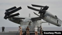 Un avion hybride (pouvant décoller horizontalement ou verticalement) MV-22 Osprey de l'armée américaine.