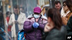 Los guantes y las mascarillas podrían no protegernos si no se usan de forma adecuada, si no se desechan correctamente.