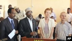 British couple Paul and Rachel Chandler who were released by the Somali pirates speak during a press conference at the presidential palace in Mogadishu Somalia, 14 Nov 2010, accompanied by Somali prime minister Mohamed Abdulahi Mohamed, left and Parliamen