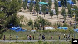 Syrian refugees enter Turkey near the Turkish village of Guvecci, June 23, 2011