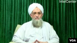 La imágen, cortesía de IntelCenter, muestra al líder de al-Qaeda, Ayman al-Zawahiri, en el último video de octubre de 2011.
