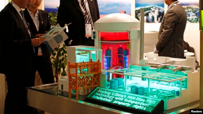 中国核工业集团在2014年世界核工业展览会展出核电站模型。