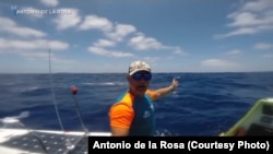 Antonio de la Rosa has successfully piloted a specially-designed paddleboard from the west coast of the US.to Hawaii, a journey of 4,023 km.