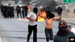 Polisi anti huru-hara mengejar para pengunjuk rasa anti-pemerintah di Manama, Bahrain, (Foto: dok). Pemerintah Bahrain dilaporkan telah menangkap delapan orang tersangka anggota sebuah jaringan teroris yang mendapat pelatihan dan bantuan keauuangan dari Iran, Irak dan Libanon (17/2).