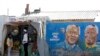 Des jeunes devant une boutique de fortune à Soweto, Johannesburg, Afrique du Sud, le 8 juin 2013
