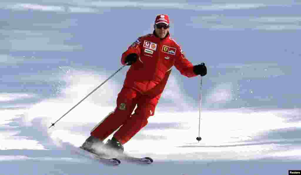 Michael Schumacher esquia durante o retiro de Inverno da sua equipa em Dolomite, no resort Madonna Di Campiglio, Itália, Jan. 12, 2006.