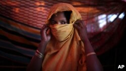 Seorang etnis perempuan Rohingya bernama S, (22 tahun), ibu seorang anak mengisahkan bahwa ia diperkosa beramai-ramai oleh para tentara Myanmar, katanya di kamp pengungsi Gundum, Bangladesh (foto: dok).