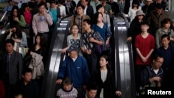 中國人民乘坐地鐵。