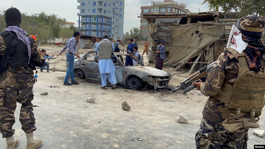 Một chiếc xe bị trúng tên lửa ở Kabul, 30/8/2021.