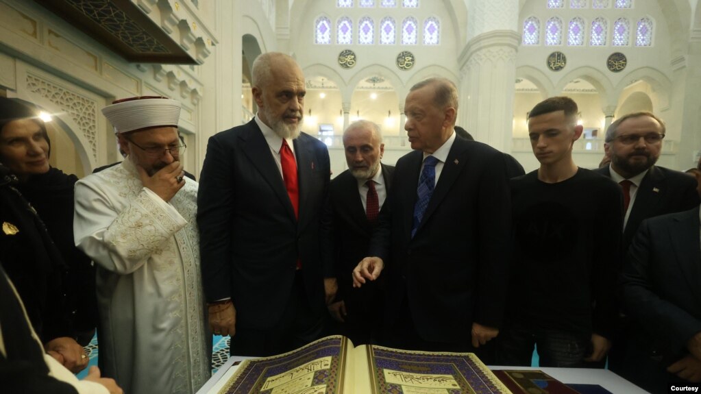 Kryeministri Edi Rama dhe presidenti turk Recep Tayyip Erdogan, në Xhaminë e Namazgjasë