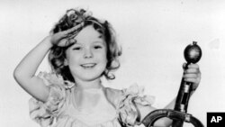 Pada foto yang diambil tahun 1933 ini, Shirley Temple sedang berperan sebagai "Little Miss Marker." (Foto: dok.) 