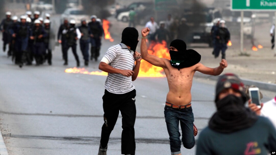 Polisi anti huru-hara mengejar para pengunjuk rasa anti-pemerintah di Manama, Bahrain, (Foto: dok). Pemerintah Bahrain dilaporkan telah menangkap delapan orang tersangka anggota sebuah jaringan teroris yang mendapat pelatihan dan bantuan keauuangan dari Iran, Irak dan Libanon (17/2).
