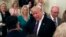 Tổng thống Trump chào các khách mời ở Tòa Bạch Ốc hôm 27/8