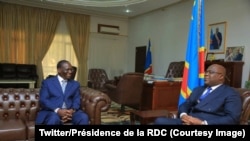 Le Premier ministre Sylvestre Ilunga Ilunkamba (G) discute avec le président Félix Tshisekedi à la Cité de l'Union africaine, Kinshasa, 20 mai 2019. (Twitter/Présidence de la RDC)