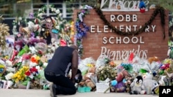 ARCHIVO - Reggie Daniels en un sitio de homenaje afuera de la escuela primaria Robb, el 9 de junio de 2022, en Uvalde, Texas, en honor a las víctimas de un tiroteo escolar. 