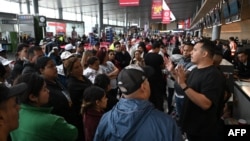 Pasajeros esperan en el mostrador porque su vuelo fue cancelado como parte de una interrupción global en el Aeropuerto Internacional El Dorado, en Bogotá, el 19 de julio de 2024.