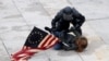 Seorang polisi menahan seorang demonstran pro-Trump sementara massa menyerbu gedung parlemen AS, Capitol, untuk memprotes hasil pilpres 2020, di Washington DC, Rabu, 6 Januari 2021.(Foto: Reuters)