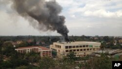 Khói đen dầy đặc bốc lên từ tòa nhà khu thương xá Westgate ở Nairobi sau các vụ nổ hôm thứ Hai ngày 23/9/2013. 
