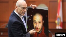 Don West, abogado de la defensa muestra una foto de su cliente, George Zimmerman, la noche en que murió el adolescente negro Trayvon Martin.