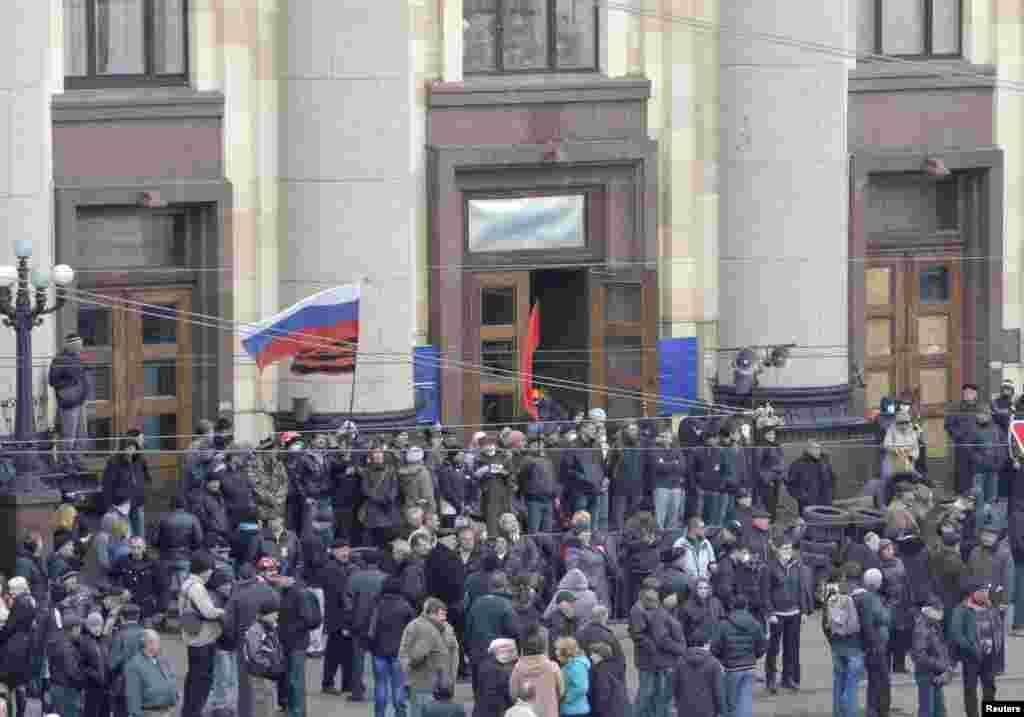 Pro-Russian protesters gather outside the regional administrative building in the eastern city of Kharkiv, Ukraine, April 7, 2014. 