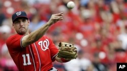 El tercera base de los Nationals de Washington, Ryan Zimmerman, durante el juego que su equipo perdi'o contra los Cardenales de San Luis, el domingo 30 de septiembre. Los Nacionales necesitan ganar un juego más para ganar su división.