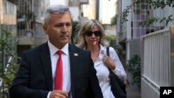 A US Embassy official escorts Norine Brunson, wife of US pastor Andrew Brunson, before his trial in Izmir, Turkey, in early October 2018.