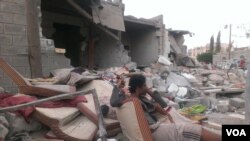 On the day after an airstrike, families mourn their lost relatives but say there is no way they have the resources to rebuild their homes, in Sana'a, Yemen, July 13, 2015. (VOA/A. Mojalli)