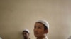 Tojikiston onalari: bola masjidga emas, maktabga borsin