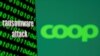 Sebuah smartphone dengan layar yang bertuliskan "serangan ransomware" dan kode biner ditampilkan di depan logo Coop dalam foto ilustrasi yang diambil pada 6 Juli 2021. (Foto: Reuters/Dado Ruvic) 