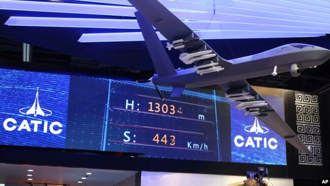 在阿联酋阿布扎比举行的军用无人机会议上，中国国家航空技术进出口公司展台上的翼龙II武装无人机模型。（2018年2月25日）