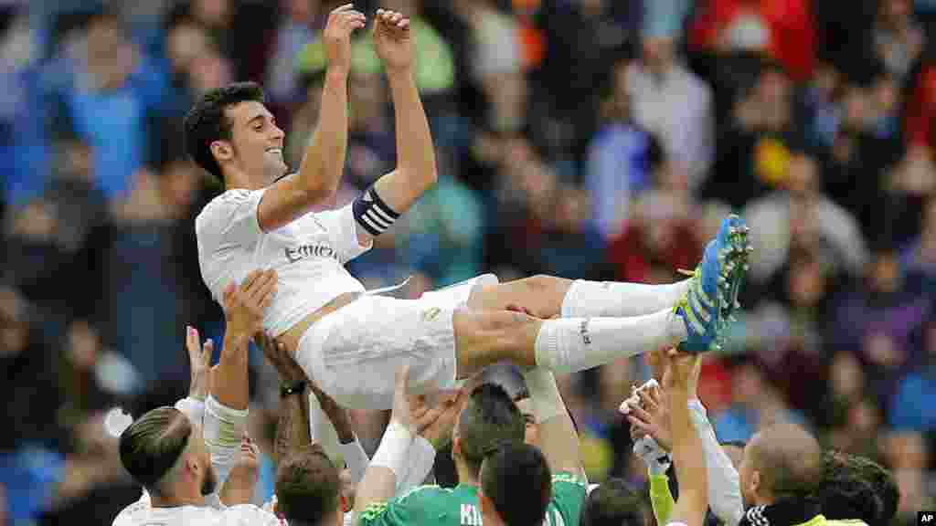 Le jouer du Real Madrid Alvaro Arbeloa est jeté en l&#39;air par ses coéquipiers après avoir joué son dernier match de la Liga avec le Real Madrid, le 8 mai 2016.&nbsp; Le 8 mai 2016.