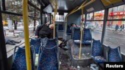 Donetskda payshanba kuni trolleybus o'qqa tutilib, kamida 13 odam nobud bo'lgan edi. Taraflar esa voqeada bir-birini ayblayapti. 22-yanvar, 2015-yil.