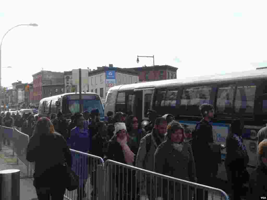 Commuters wait for buses in Brooklyn, NY to go to Manhattan (Photo:: Margaret Besheer / VOA) 