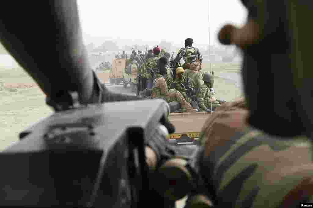 Des soldats tchadiens patrouillent en voiture près de la ligne de front pendant la bataille contre le groupe insurgé de Boko Haram à Gambaru, le 26 février 2015