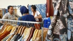 Sebagian batik yang menggunakan pewarna alami. (Foto: Nurhadi Sucahyo/VOA)