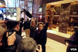 A slew of shutters clicks as Former Hewlett-Packard CEO and Republican presidential candidate Carly Fiorina walks through the lobby at Trump Tower in New York, Dec. 12, 2016. (R. Taylor/VOA)