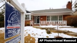 Rumah bekas dijual di Silver Spring, Maryland 21 Februari 2014. Penjualan rumah bekas pada bulan November turun ke tingkat terendah sejak April tahun lalu. (Foto: dok.)