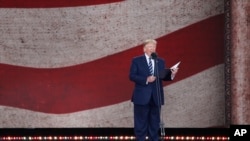 Predsednik Donald Tramp govori tokom ceremonije obeležavanj Dana D u Portsmutu