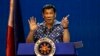 Presiden Filipina Rodrigo Duterte berbicara pada sebuah acara kampanye menjelang pemilu di Manila hari Sabtu (11/5).