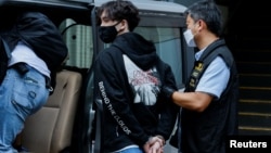 香港警察逮捕本土派学生组织“贤学思政”的召集人王逸战 (2021年9月20日)