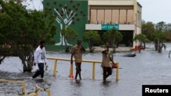 Inundaciones en Ciudad de Belice tras el paso del huracán Earl.